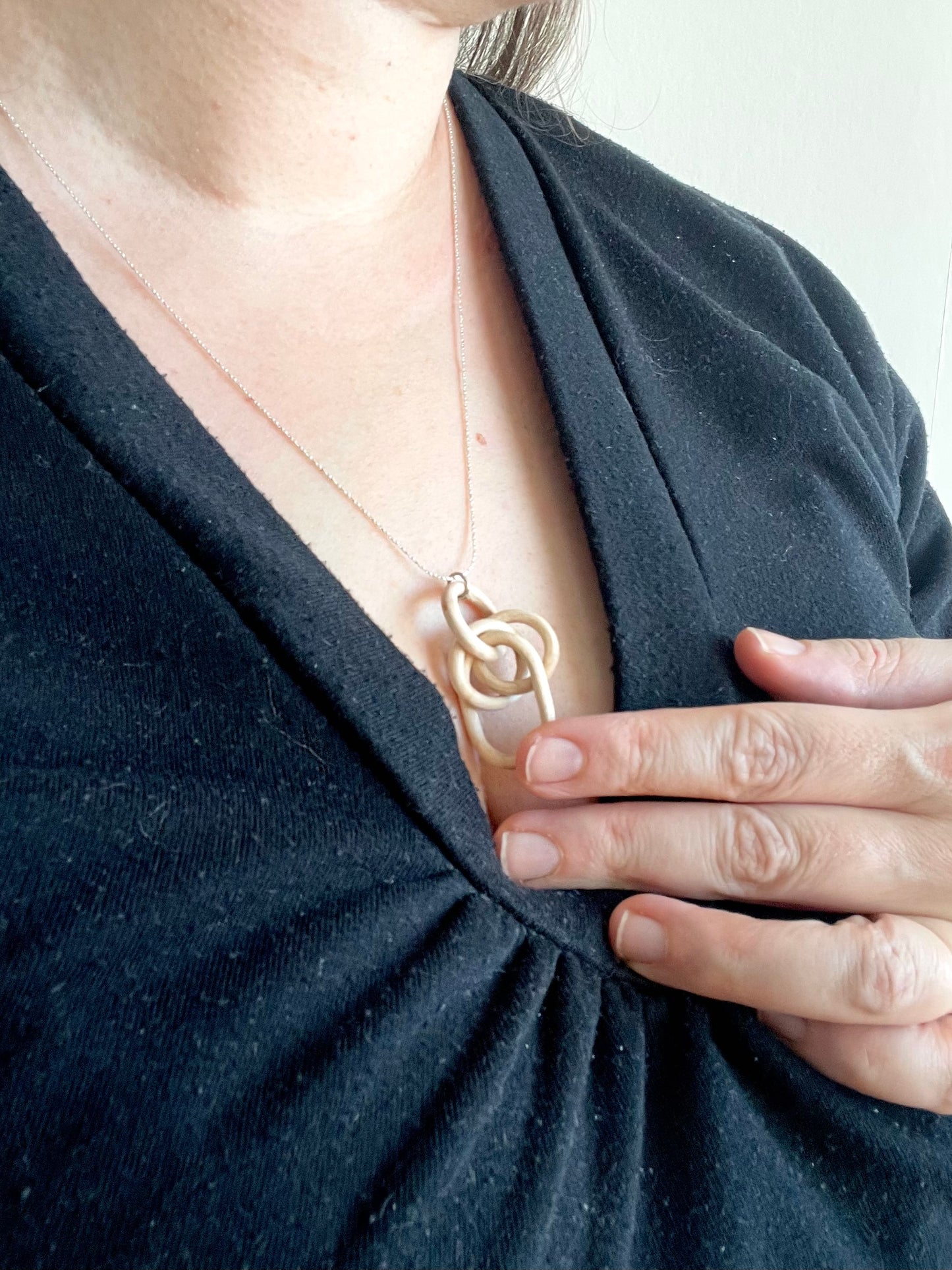Maple Knot with Oval Link