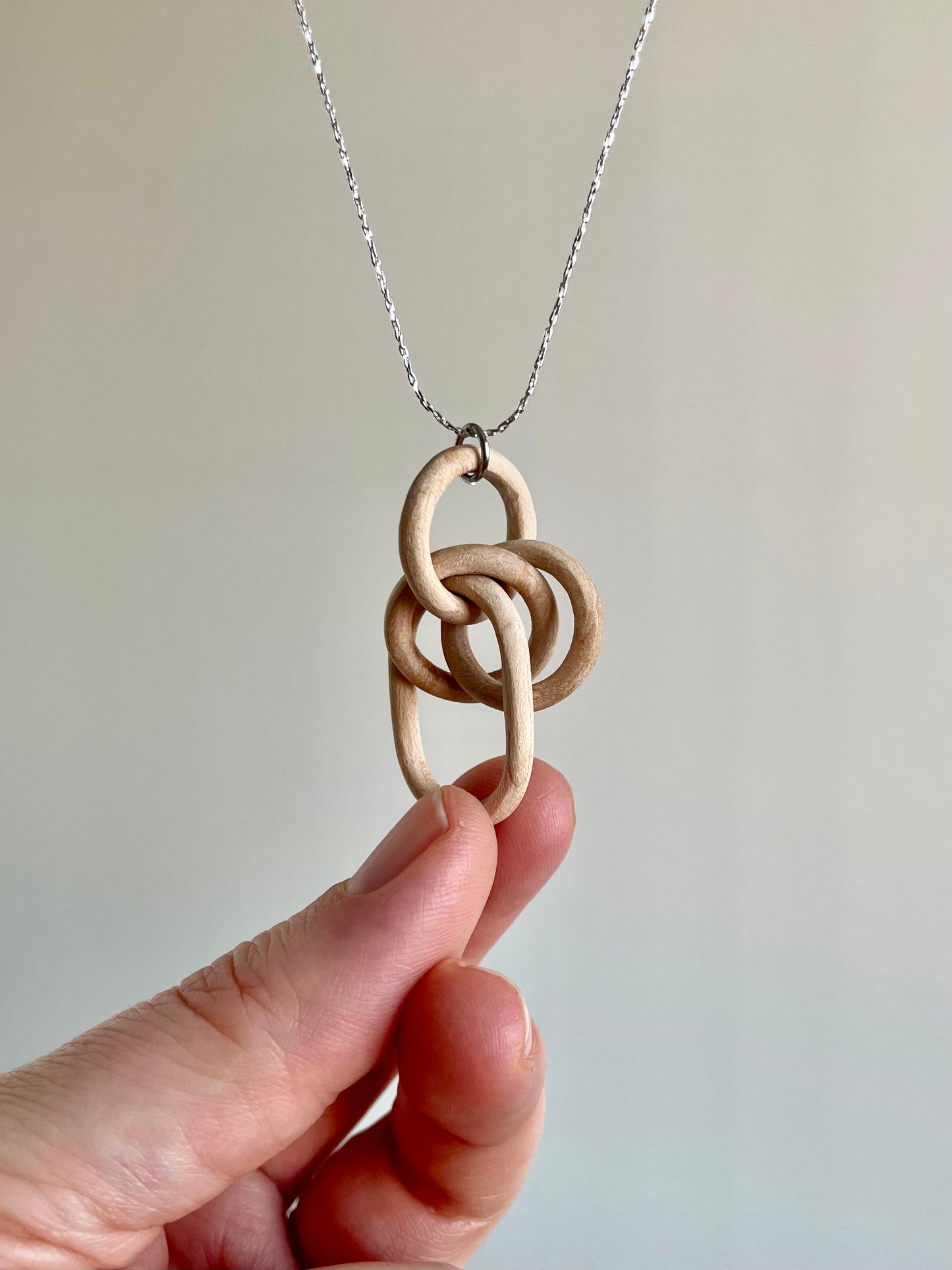 Maple Knot with Oval Link